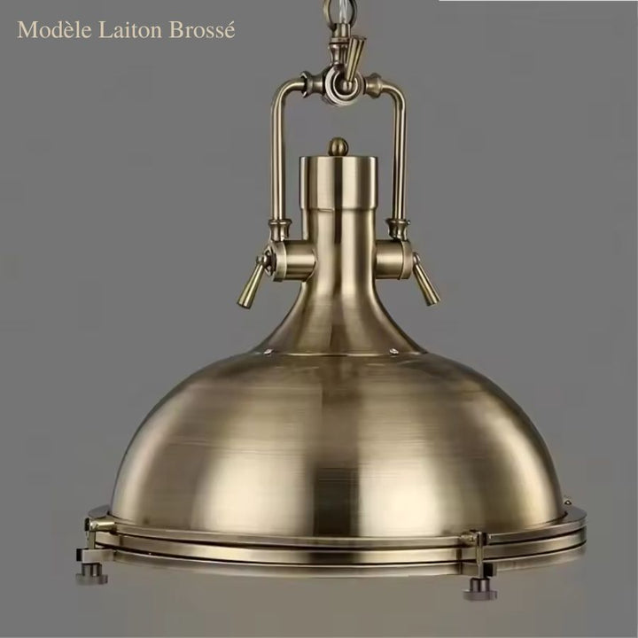 Luminaire cloche en laiton brossé au design industriel rétro inspiré des anciennes lampes d’atelier