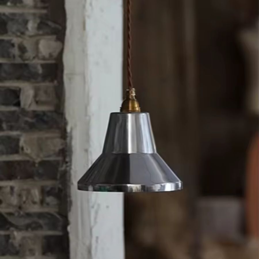 Luminaire suspendu en métal chromé au style industriel vintage, avec abat-jour conique et câble torsadé