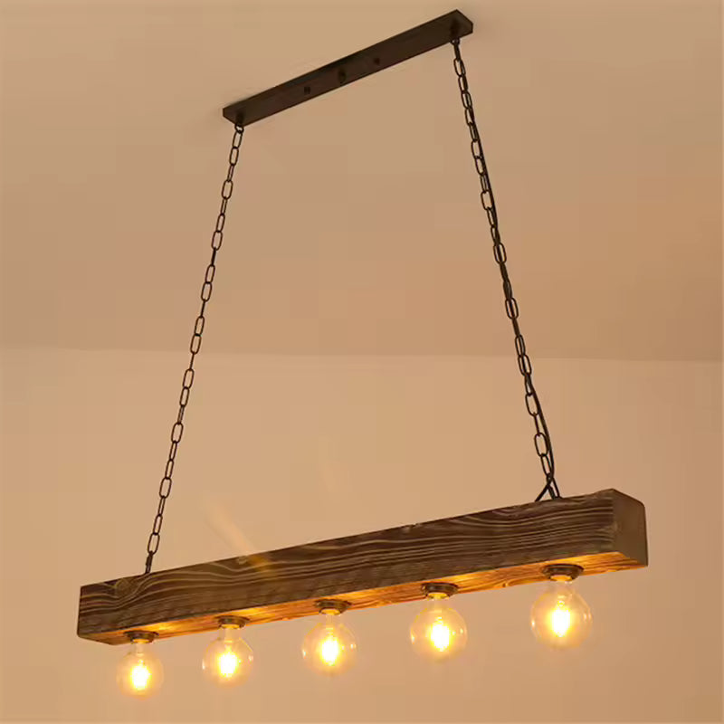 Suspension industrielle en poutre de bois avec cinq ampoules apparentes, au style rustique vintage et chaleureux
