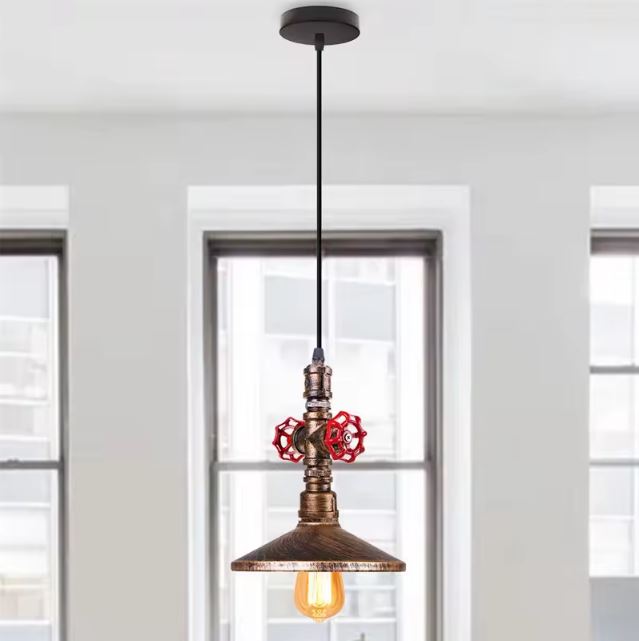 Suspension industrielle tuyau avec abat-jour en métal, design vintage idéal pour une ambiance rétro dans un intérieur moderne.