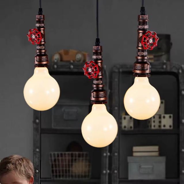 Suspension industrielle tuyau triple avec ampoules rondes et robinets rouges, idéale pour un éclairage vintage.