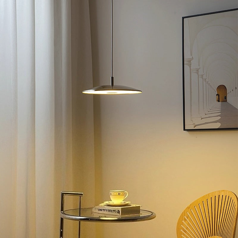 Ambiance feutrée créée par une suspension led design élégante dans un intérieur au décor naturel.