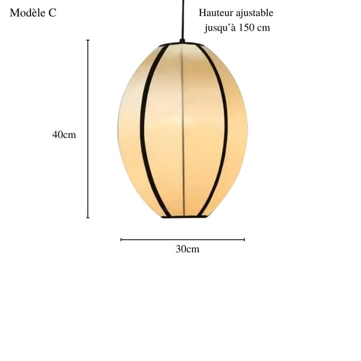 De forme ovoïde, la suspension japonaise modèle C mesure 40 cm de haut et 30 cm de large, avec un câble ajustable.