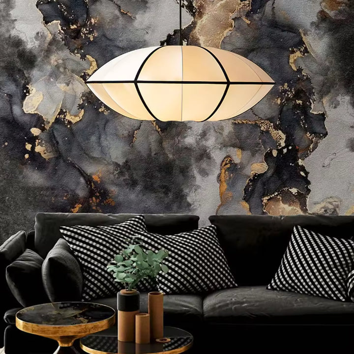 Au-dessus d'un canapé noir, suspension japonaise aux courbes épurées et lignes graphiques, d'inspiration zen contemporaine.