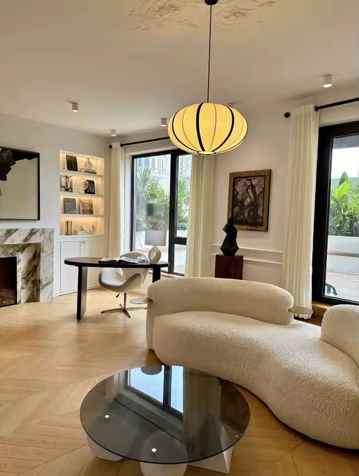Dans un salon élégant, suspension japonaise sphérique aux lignes noires et lumière chaude, d'inspiration zen contemporaine.