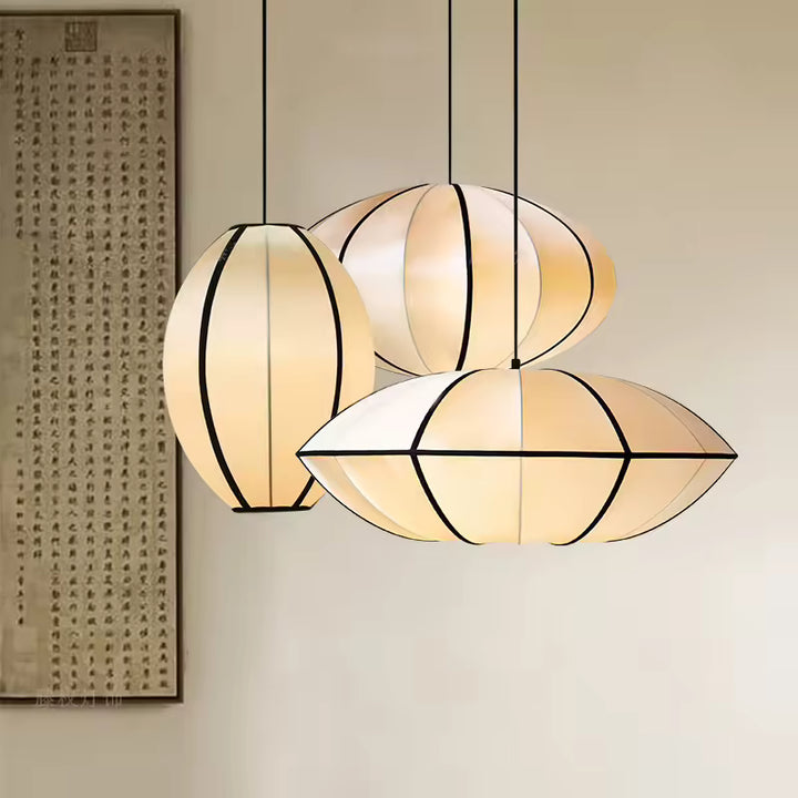 Suspensions japonaises aux formes organiques et lignes noires, diffusant une lumière douce dans un intérieur zen.