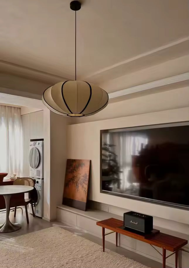 Dans un salon contemporain, suspension japonaise en forme de coupe aux contours noirs, d'inspiration Japandi minimaliste.