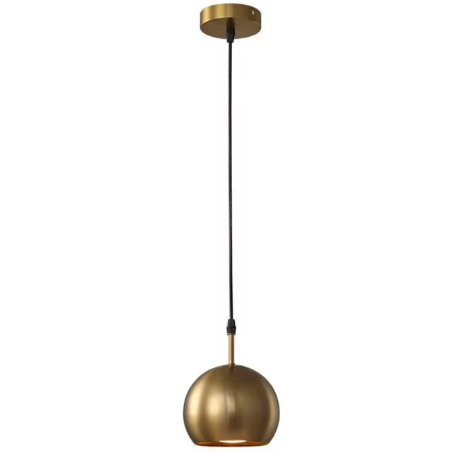 Suspension laiton doré boule avec un design minimaliste, parfaite pour les espaces modernes et élégants.