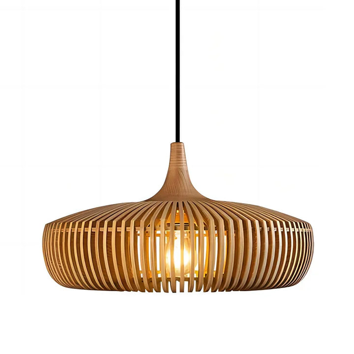 Luminaire suspendu en lattes de bois naturel au design organique et épuré, style scandinave.