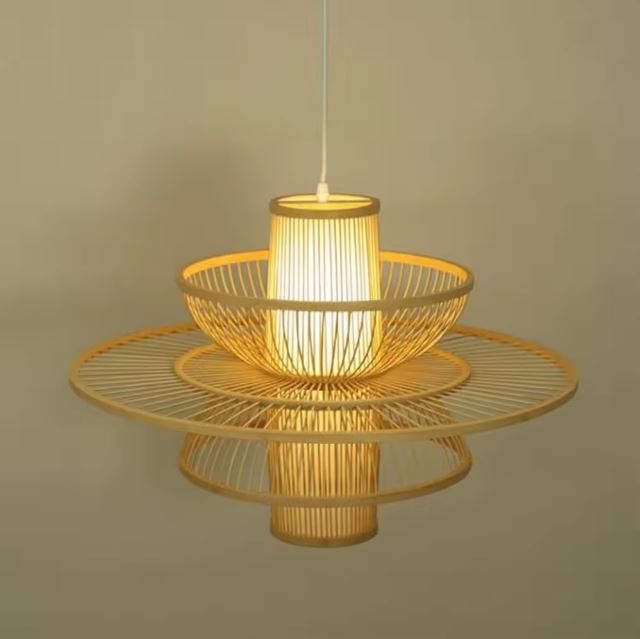Suspension lanterne japonaise en bambou naturel, vue de face, avec lumière douce et structure artisanale.