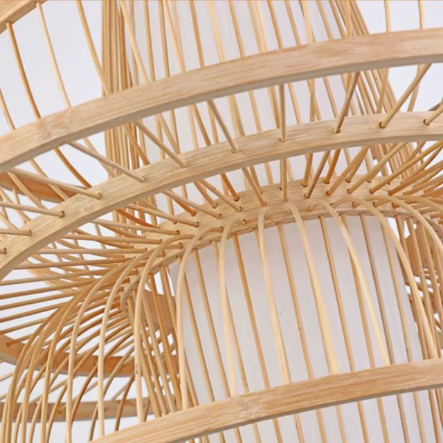 Zoom sur la suspension lanterne japonaise en matériau naturel, illustrant la finesse de sa structure tressée et son savoir-faire artisanal.