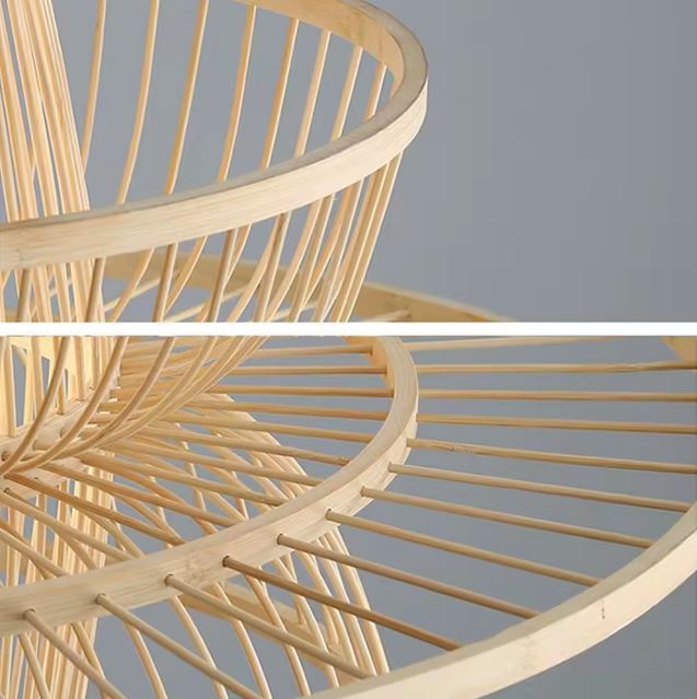 Détail de la suspension lanterne japonaise en bois et bambou naturel, mettant en valeur la finesse du tressage artisanal.
