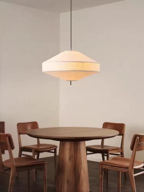 Suspension lanterne japonaise en tissu beige à la forme ovale aplatie au style contemporain et chaleureux.