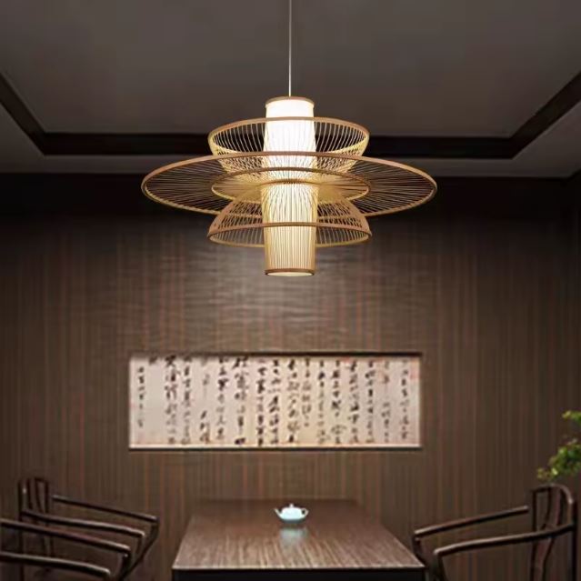 Suspension lanterne japonaise mise en valeur dans une salle de repas traditionnelle au style épuré et asiatique.