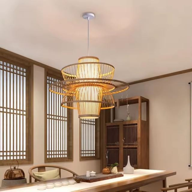 Suspension lanterne japonaise éclairant une salle de thé traditionnelle, parfaite pour une atmosphère zen et raffinée.