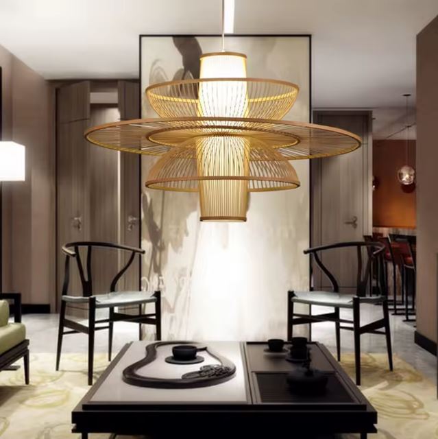Suspension lanterne japonaise suspendue au-dessus d’un salon de thé, idéale pour une déco japonaise authentique et raffinée.