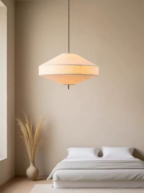 Suspension lanterne japonaise en tissu beige au style wabi-sabi pour une chambre à l’ambiance apaisante.