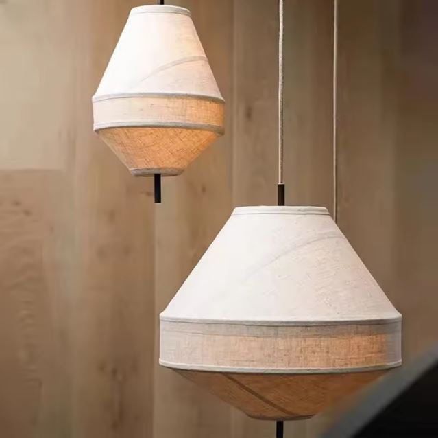 Suspension lanterne japonaise en tissu beige à la forme géométrique au style épuré et inspiration japonaise.