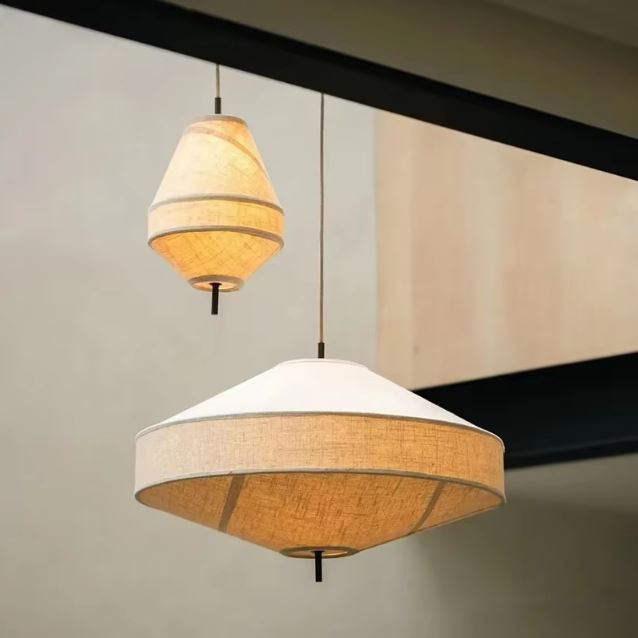 Suspension lanterne japonaise en tissu beige à la silhouette ovale au style zen et inspiration artisanale.