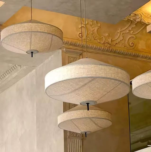 Suspension lanterne japonaise en tissu beige au style japandi avec forme cylindrique et esprit zen contemporain.