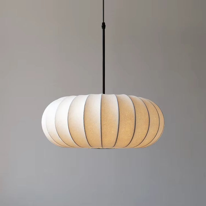 Suspension en tissu ivoire à forme basse et nervurée, inspirée des styles japandi et organique contemporain