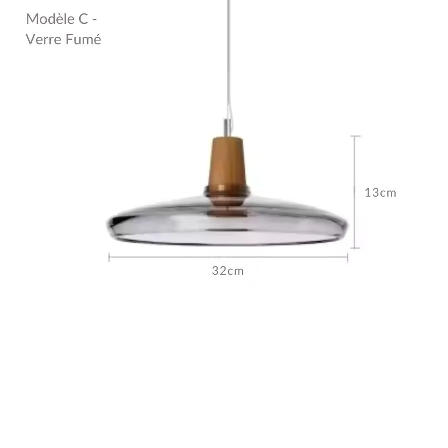 Silhouette basse et généreuse en verre fumé de 32 cm, rehaussée de bois pour un rendu design et raffiné