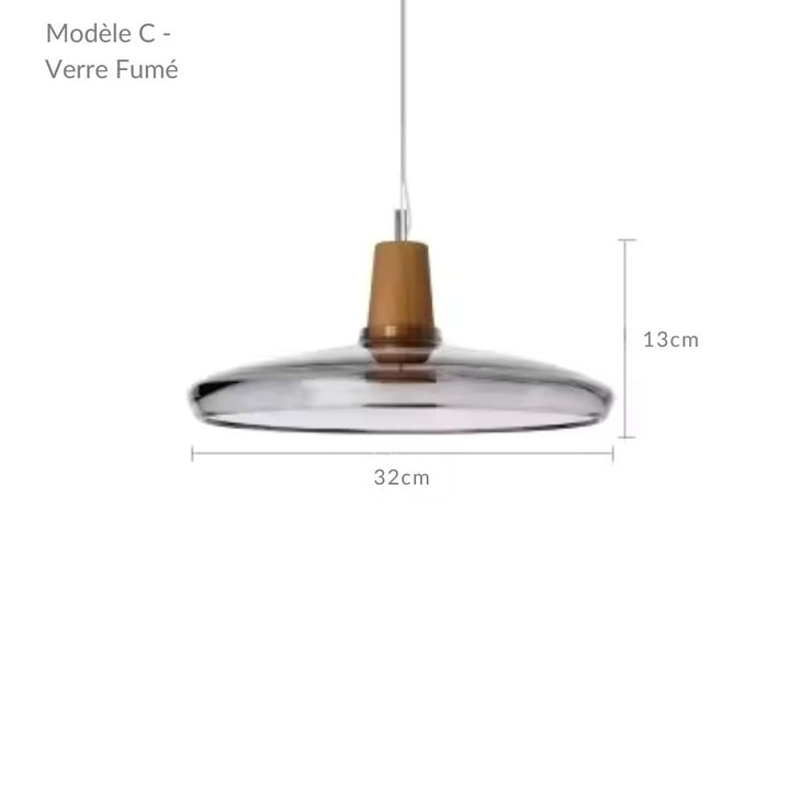 Silhouette basse et généreuse en verre fumé de 32 cm, rehaussée de bois pour un rendu design et raffiné