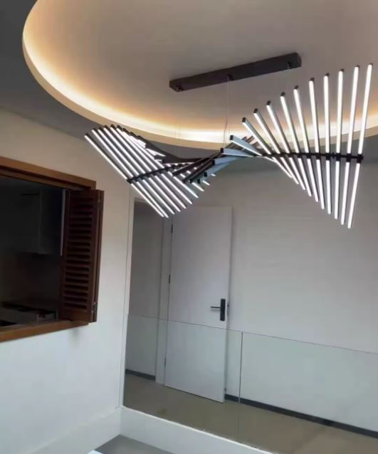 Suspension LED architecturale à barres lumineuses, design moderne, style contemporain et sculptural.