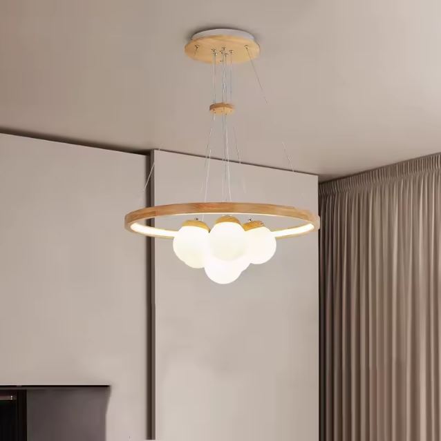 Suspension en bois clair avec globes opalins et anneau LED, parfaite pour une déco scandinave moderne ou une ambiance douce et épurée.