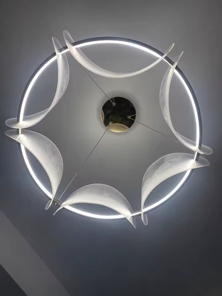 Vue du dessous d’une suspension LED circulaire à pétales lumineux, au design organique et sculptural