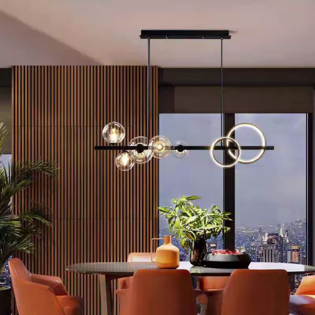 Suspension LED design avec globes en verre et anneaux lumineux, créant une ambiance élégante et chaleureuse dans une salle à manger contemporaine et chic aux tons boisés.
