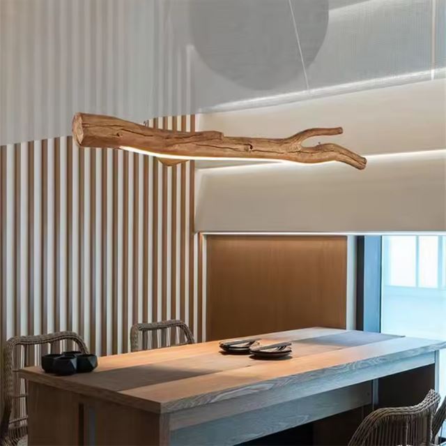 Suspension LED design en rondin de bois, parfaite pour une décoration naturelle et élégante dans la salle à manger.