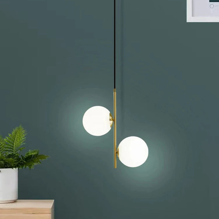 Suspension LED à deux globes en verre, parfaite pour un éclairage d'ambiance raffiné.