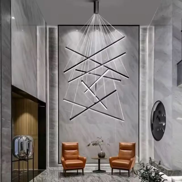 Suspension LED sculpturale à tiges croisées, idéale pour un hall d’entrée ou salon contemporain avec très grande hauteur sous plafond.
