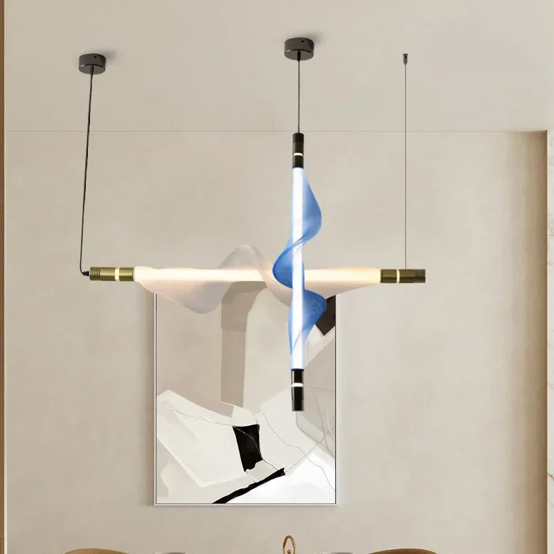 Suspension LED horizontale à ondulation moderne mise en valeur près d'un miroir.
