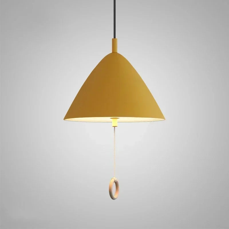 Suspension LED jaune vif au style danois épuré sur fond clair.