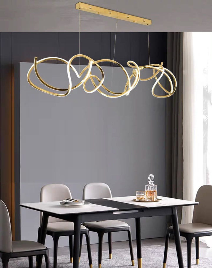 Suspension LED luxueuse aux courbes artistiques éclairant une table de salle à manger design.