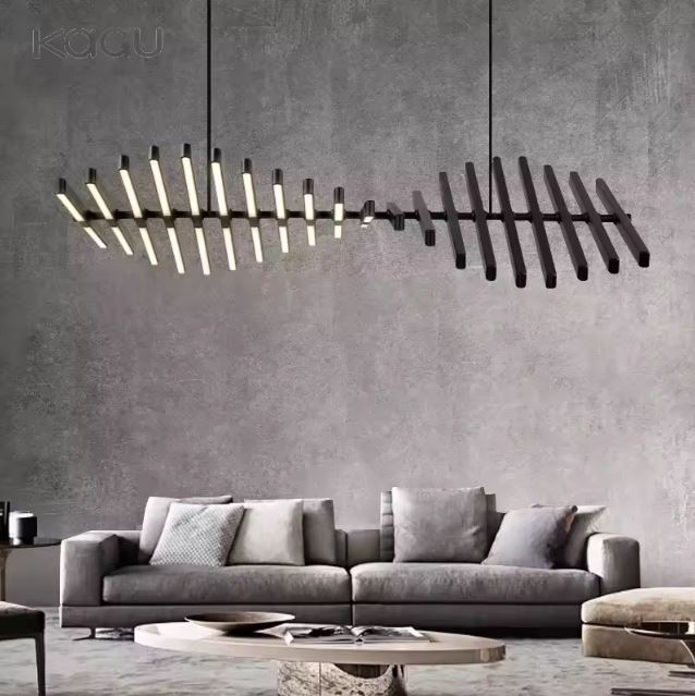 Suspension LED noire à ligne abstraite et graphique, esprit contemporain et industriel chic pour salon.