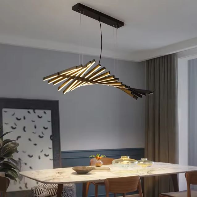Suspension LED noire au mouvement cinétique, design sculptural et ambiance contemporaine raffinée.