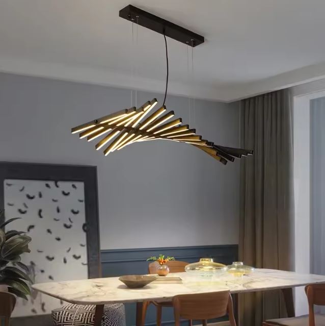 Suspension LED noire courbée au design architectural, style contemporain, moderne et épuré.