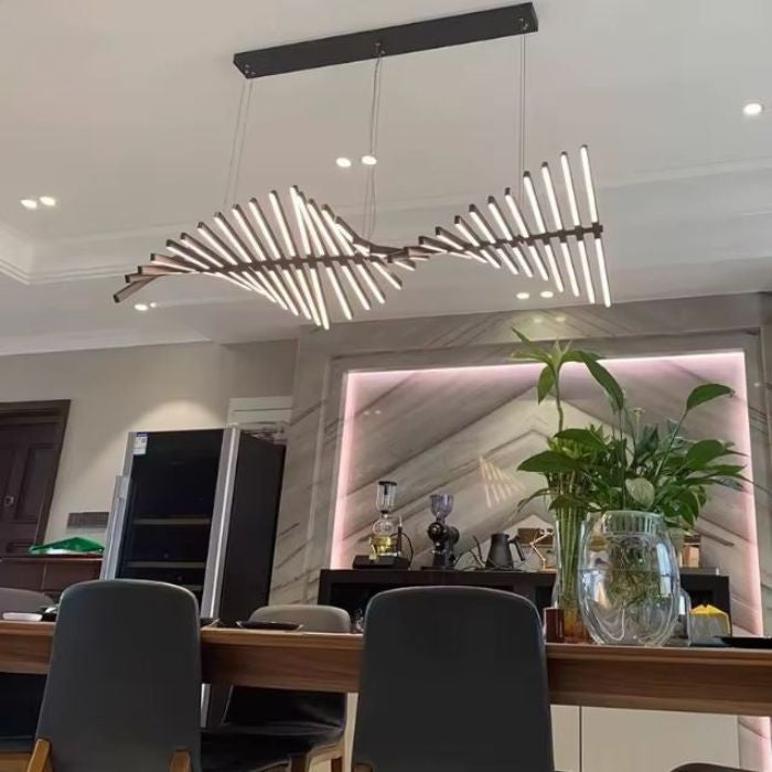 Suspension LED noire en double vague graphique, style contemporain et signature visuelle élégante.