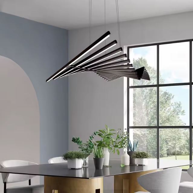 Suspension LED noire en éventail aérien, style avant-gardiste et lignes épurées pour intérieur design.