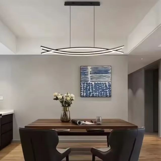 Suspension LED noire à lignes croisées, au style futuriste et contemporain au-dessus d’une table.