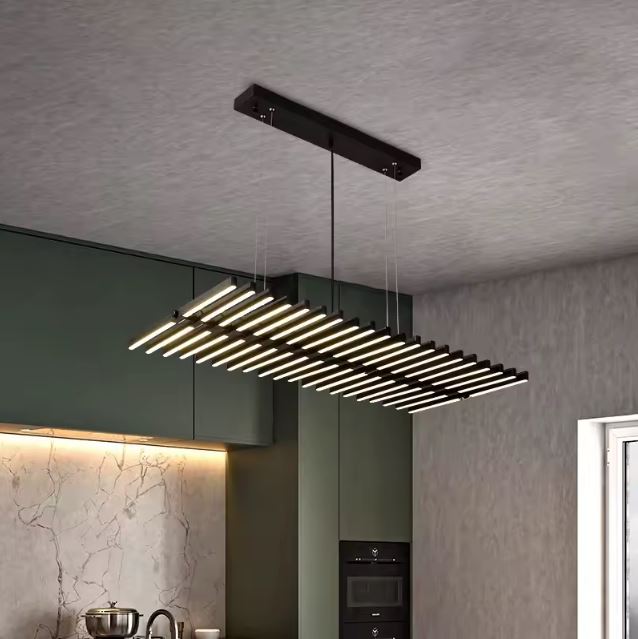 Suspension LED noire linéaire et épurée, inspiration minimaliste pour îlot de cuisine moderne.