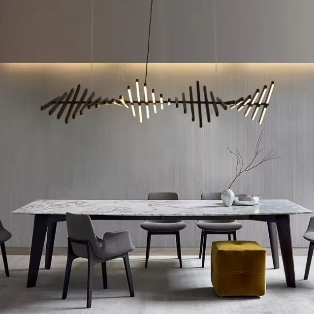 Suspension LED noire aux lignes ondulées, style contemporain et minimaliste pour salle à manger design.