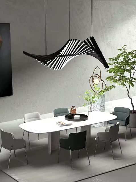 Suspension LED noire en ondulation architecturale, style contemporain, minimaliste et sculptural.