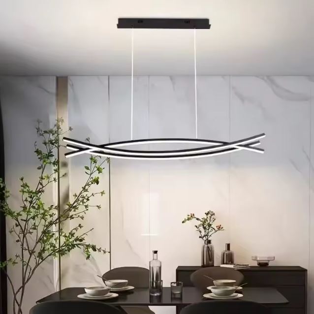 Suspension LED noire aux lignes ondulées et graphiques, dans un esprit design moderne et épuré.