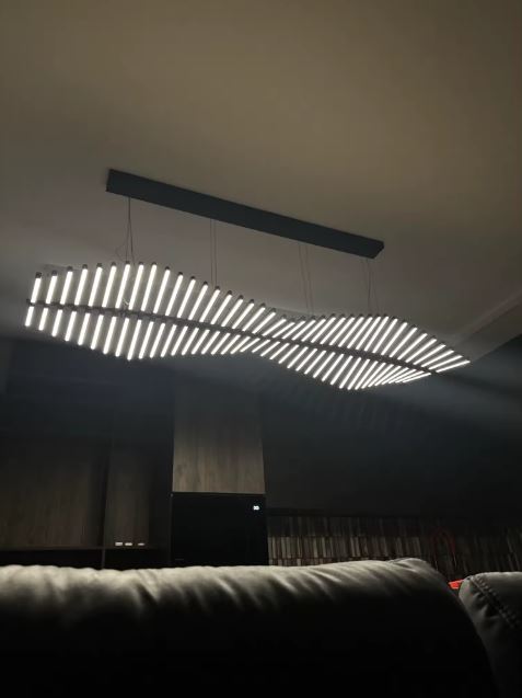 Suspension LED noire en ruban lumineux, allure high-tech et silhouette fluide pour intérieur contemporain et luxueux.