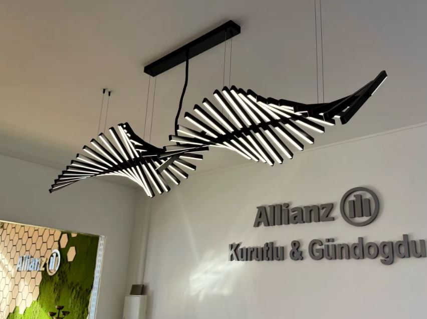 Suspension LED noire sculpturale, style graphique, architectural, contemporain et audacieux.