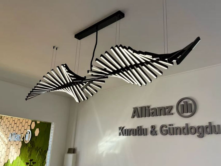 Suspension LED noire sculpturale, style graphique, architectural, contemporain et audacieux.
